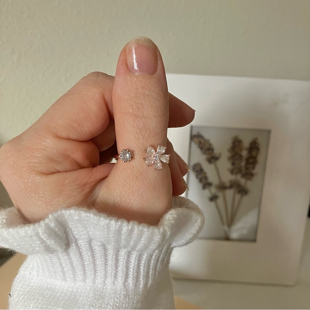 Vintage “April” Rosegold Rhinestone Floral Adjustable Ring Daisy Femme Classic - Picture 8 of 9